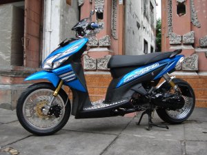 Modifikasi Honda Vario Low Rider warna Biru Ban yang lebar